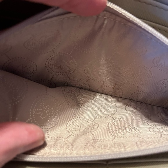🍁Like New Michael Kors Wallet🌲 - Picture 10 of 16